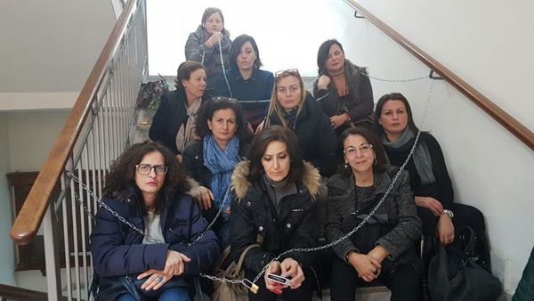 Lavoro a rischio, 19 donne s'incatenano al Comune di Rossano 