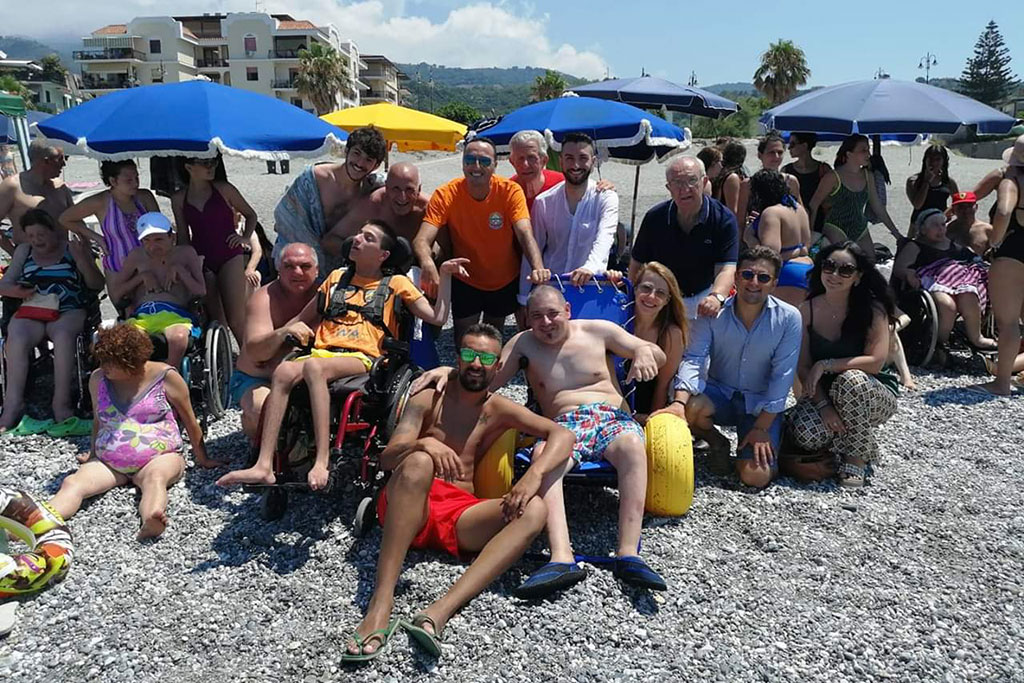 Il Rotaract Club di Lamezia dona sedia per disabili a Unitalsi