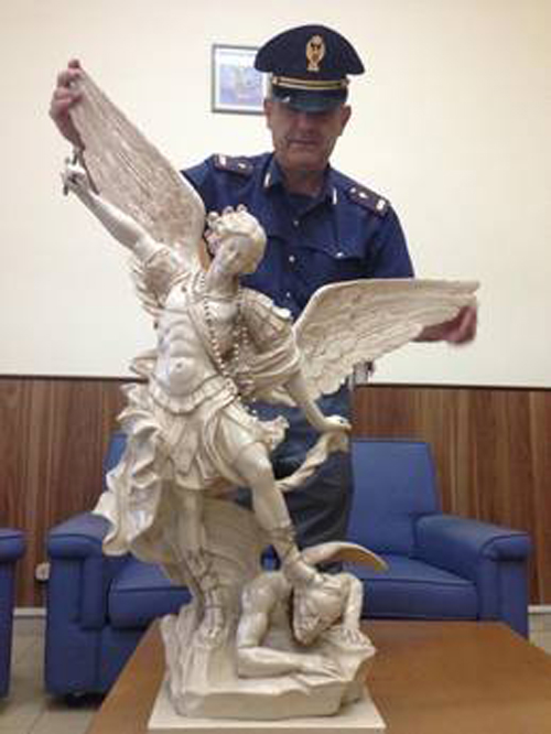 Calabria: Uomo ruba statua San Michele da cortile albergo, denunciato