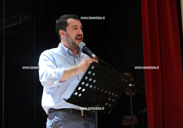 Sindaci in campo contro il decreto sicurezza, Salvini: "Prima dobbiamo pensare agli italiani"