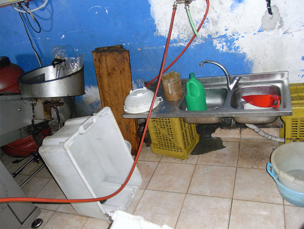 Lamezia: Sequestrata azienda abusiva conserve alimentari, denunciato proprietario