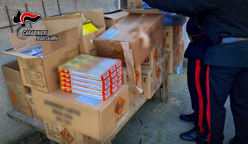 Carabinieri sequestrano oltre 120 kg di fuochi d'artificio illegali a Siderno