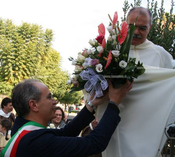 SINDACO-OFFRE-OMAGGIO-FLOREALE-ALLA-MADONNA-2-ok.jpg