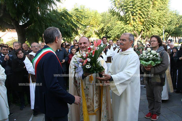 Lamezia: Immacolata, omaggio floreale del sindaco alla Madonna in Piazza Italia