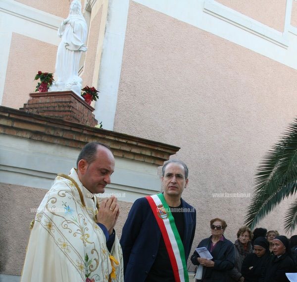 SINDACO-OFFRE-OMAGGIO-FLOREALE-ALLA-MADONNA-ok.jpg