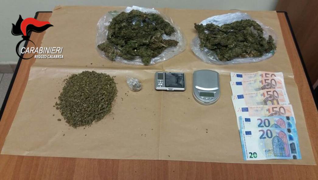 Nascondeva marijuana e banconote false in casa, arrestato 49enne a Reggio Calabria