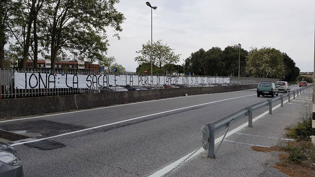 Lamezia: striscioni di protesta davanti Sacal e ad amichevole Vigor
