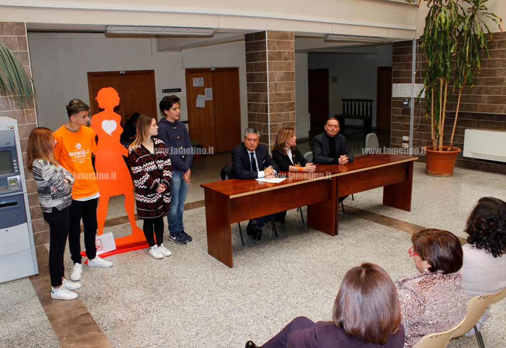 Lamezia: una sagoma arancione per dire no alla violenza sulle donne, iniziativa del Soroptimist al Tribunale