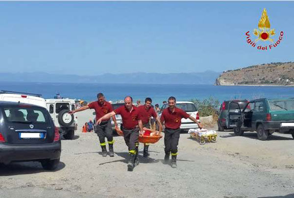 Pescatore precipita tra gli scogli  nel reggino, recuperato dai Vigili del Fuoco