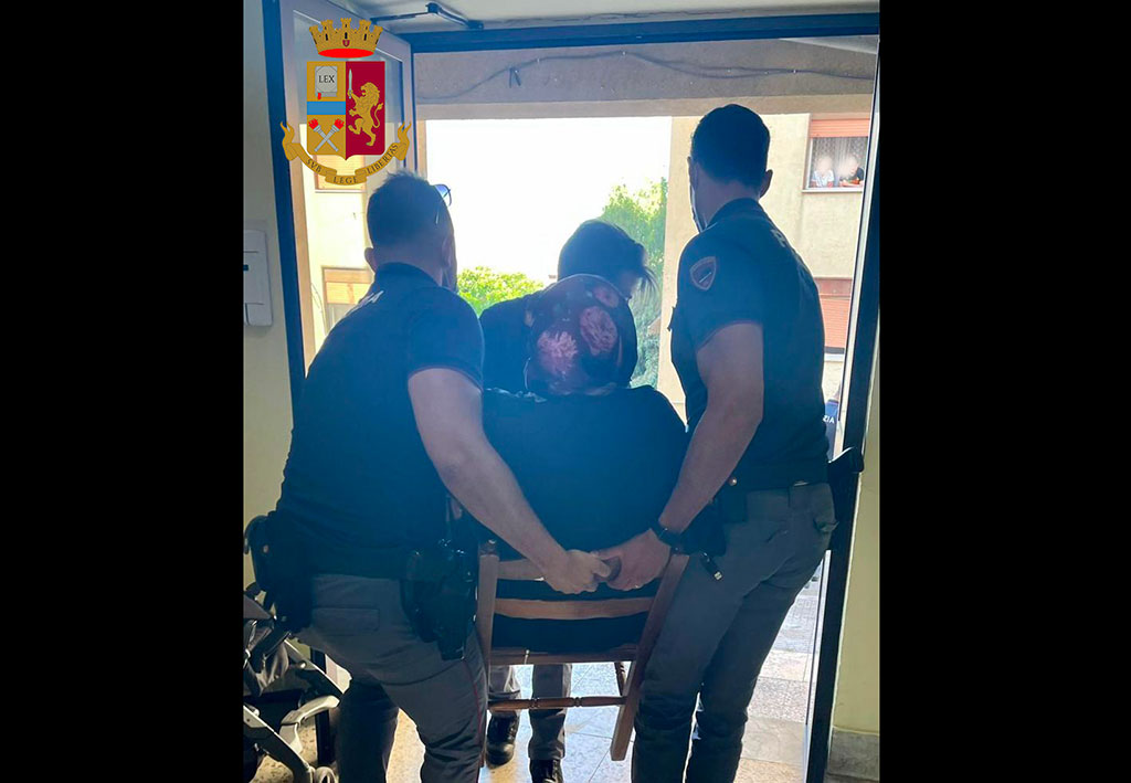 Agenti polizia salvano coppia di anziani intrappolati in casa dalle fiamme a Reggio Calabria