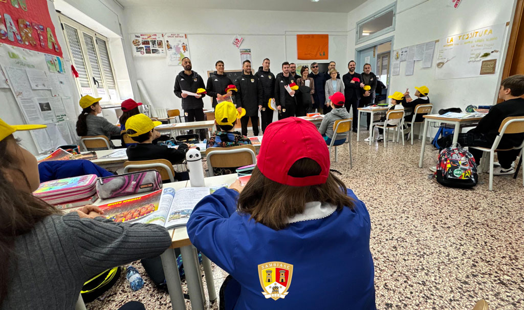 Lamezia, il calcio entra in classe: l'Asd Sambiase incontra piccoli studenti dell'istituto "Borrello - Fiorentino" 