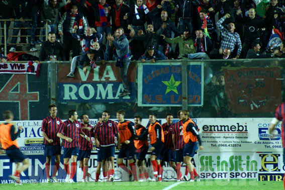 Sambiase_Cosenza_i_rosssoblu_sotto_la_curva_dopo_la_rete_copia