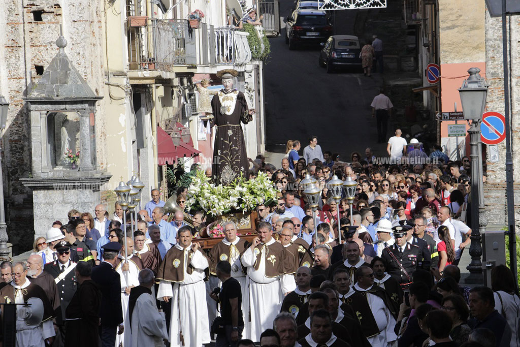 Lamezia: la pioggia non rovina la processione, tanti fedeli in festa per Sant’Antonio - VIDEO