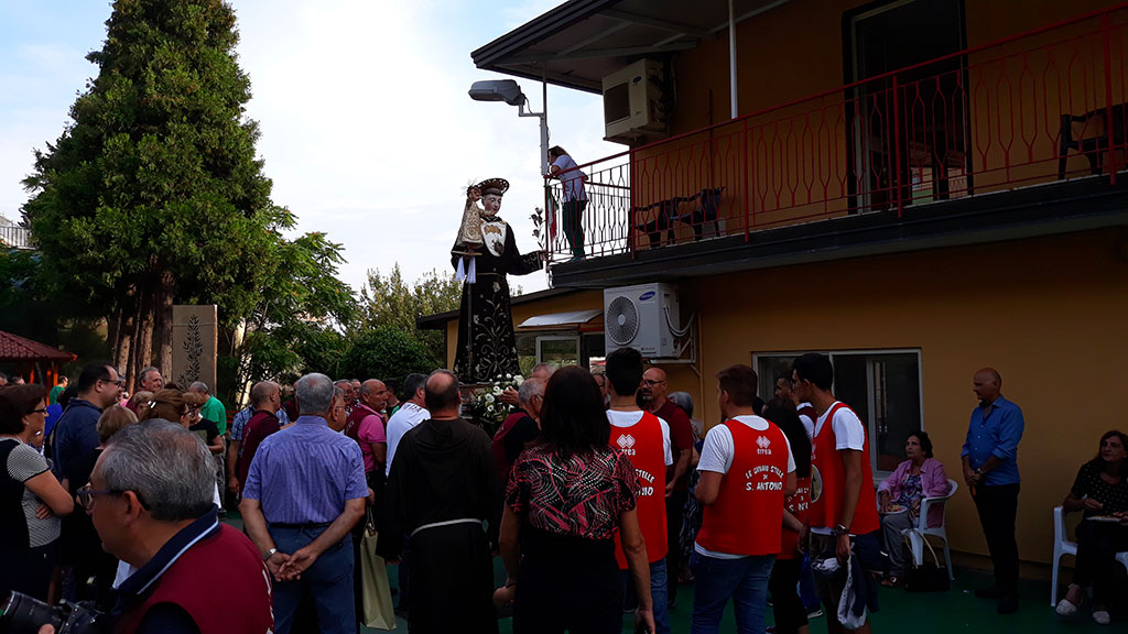 Lamezia, Sant’Antonio in visita agli anziani delle case di riposo “Tamburelli” e “Bosco S. Antonio”