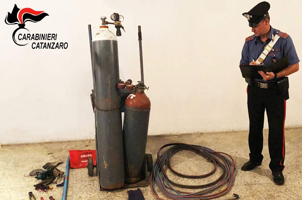 Tentano di rubare in un fast food a Catanzaro: due arresti