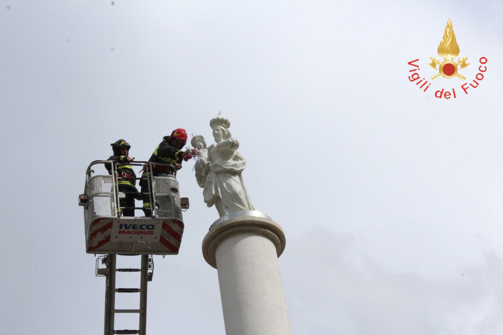 Inaugurata piazza al Santuario “Madonna della Buda” di San Mango d’Aquino, vigili del fuoco incoronano statua - VIDEO