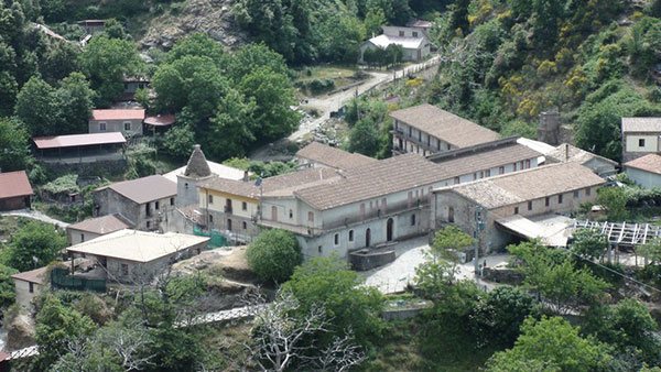 Santini Madonna Polsi trovati davanti casa mamma boss a Rosarno, indagano i carabinieri