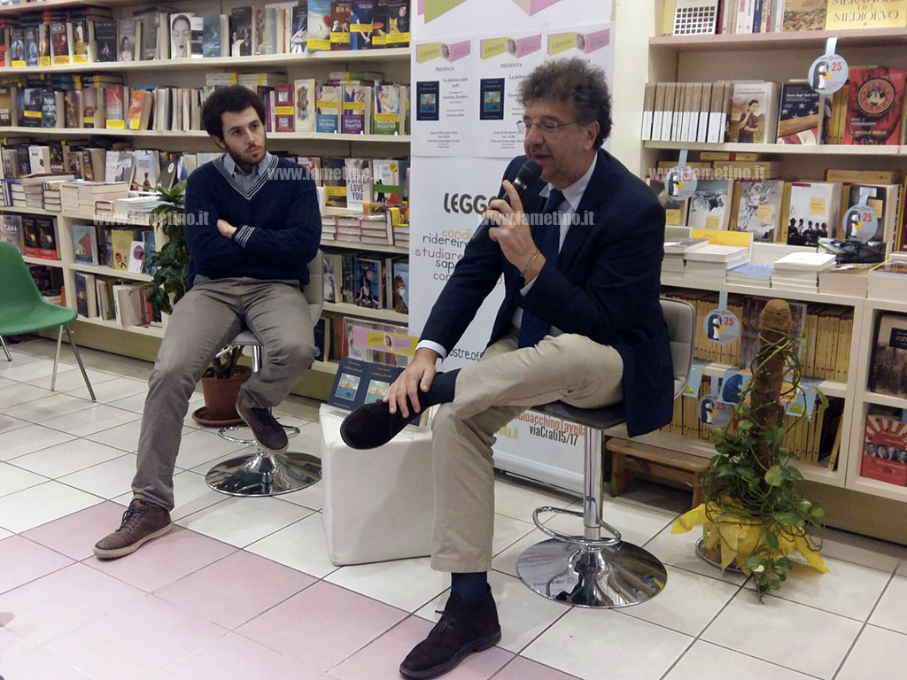 Lamezia: presentato La fabbrica delle stelle,  la "commedia gialla" di Gaetano Savatteri