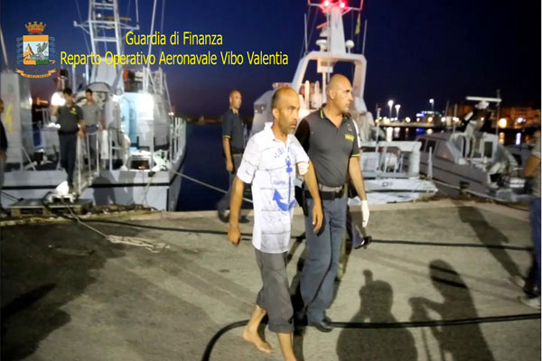 Sbarco-108-immigrati-crotone2.jpg