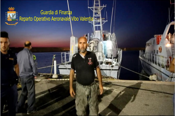 Sbarco-108-immigrati-crotone4.jpg