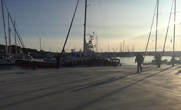 Barca con 56 migranti giunta a Roccella Ionica 