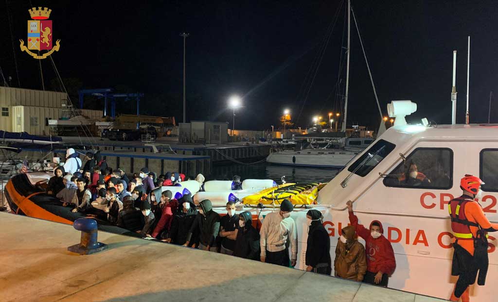 Ancora sbarchi in Calabria, fermati presunti scafisti: alcuni migranti positivi al Covid