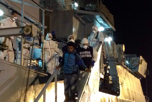 Calabria: Sbarco 729 migranti a porto Vibo, fermato scafista tunisino