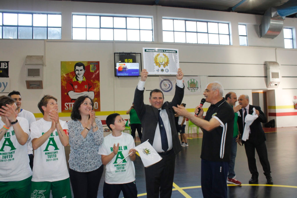 Scalise-consegna-a-Mazzocca-la-targa-per-le-100-gare-in-A.jpg