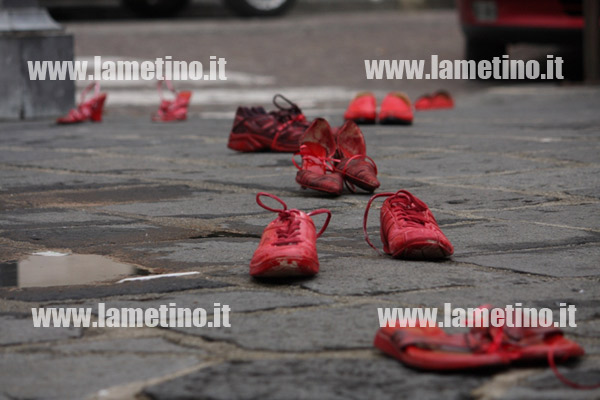 Lamezia: Scarpe rosse come il sangue versato dalle donne vittime di violenza