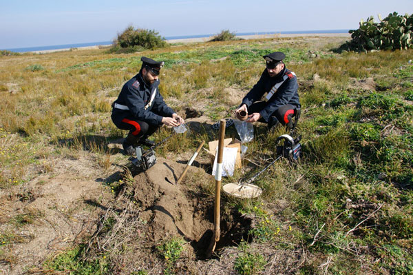 Perlustrava spiaggia con metaldetector nei pressi tempio Apollo Aleo, una denuncia a Cirò