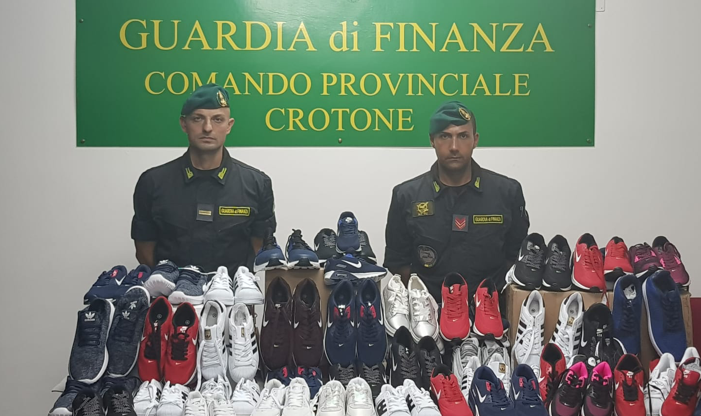Vendevano scarpe contraffatte sul lungomare, due denunce a Crotone