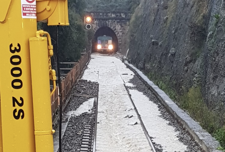 Lamezia, treno rimane bloccato in galleria: paura tra i passeggeri - VIDEO