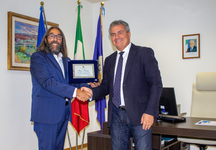 Presidente del consiglio regionale Mancuso premia l’attore catanzarese Rino Rodio