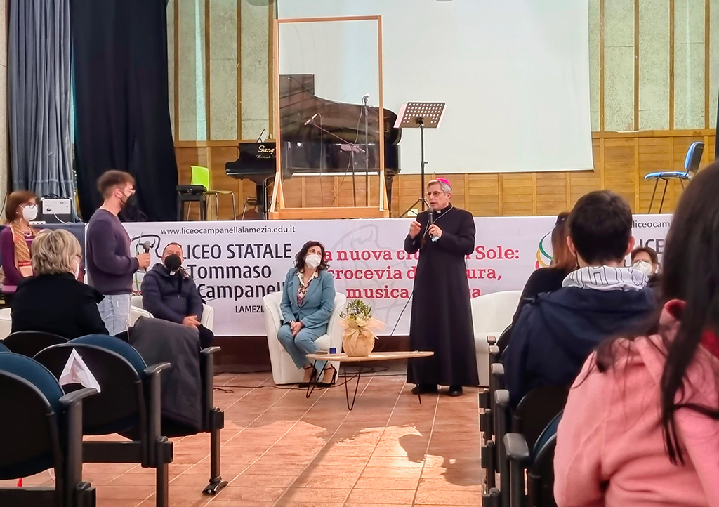Lamezia, Vescovo Schillaci agli studenti del Campanella: “Impariamo ad essere artigiani di pace”