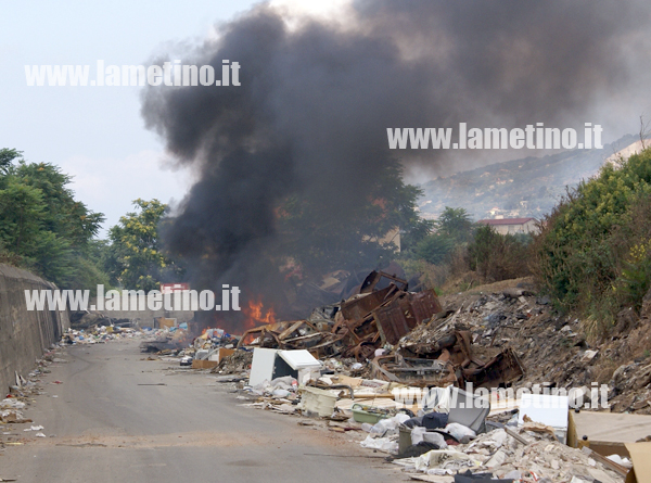 Lamezia: Nuovo rogo all'ingresso del campo rom a Scordovillo
