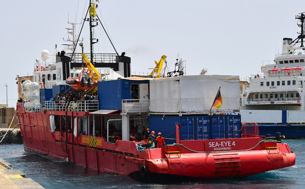 Migranti, 4 persone morte su un gommone nel Mediterraneo: altre 48 in salvo e dirette a Vibo sulla "Sea-Eye 4" 