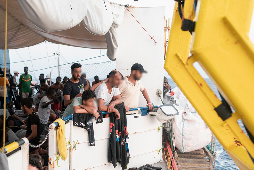 Giunta a Reggio Calabria dopo oltre dieci giorni in mare nave ong "Sea Watch" con 427 migranti