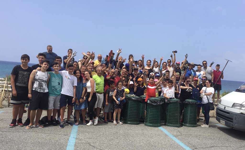 Seconda “Giornata ecologica” a Falerna, i volontari ripuliscono spiaggia e lungomare