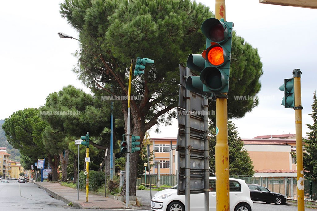 Lamezia, sostituzione semafori a incroci vicino istituti scolastici: affidati i lavori 