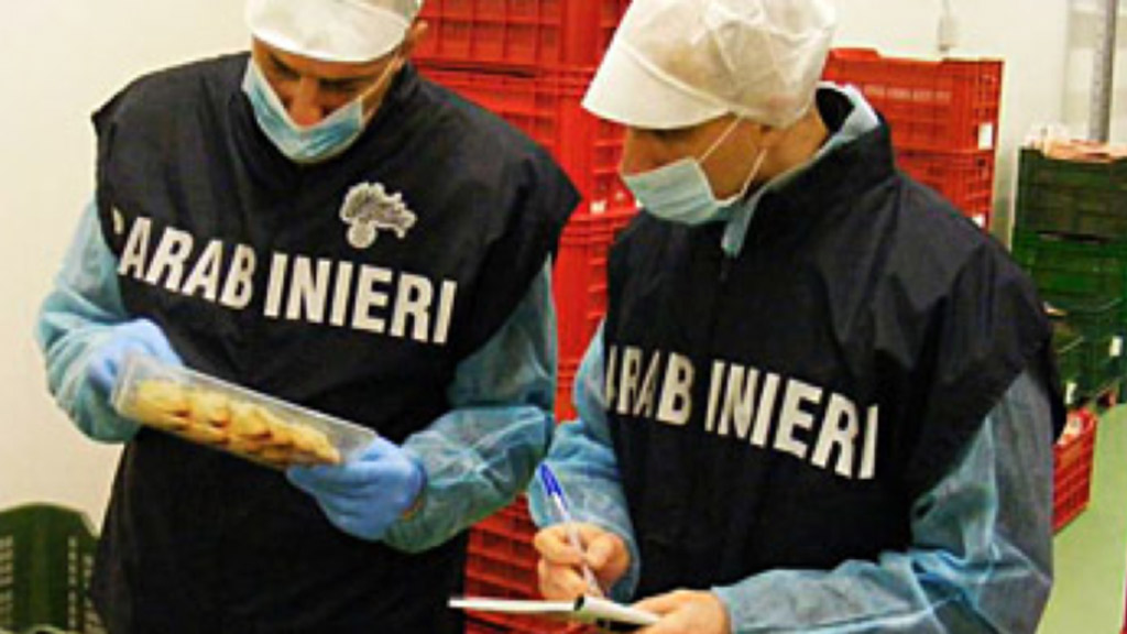 Sequestrata carne scaduta e scoperti lavoratori in nero in azienda a Cirò Marina