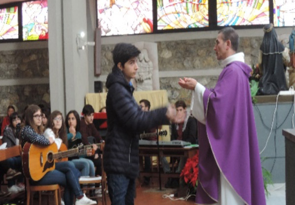 Lamezia, messa di Natale per i ragazzi del Liceo scientifico "Galilei"