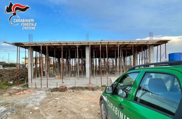 Sequestrato fabbricato abusivo a Isola Capo Rizzuto