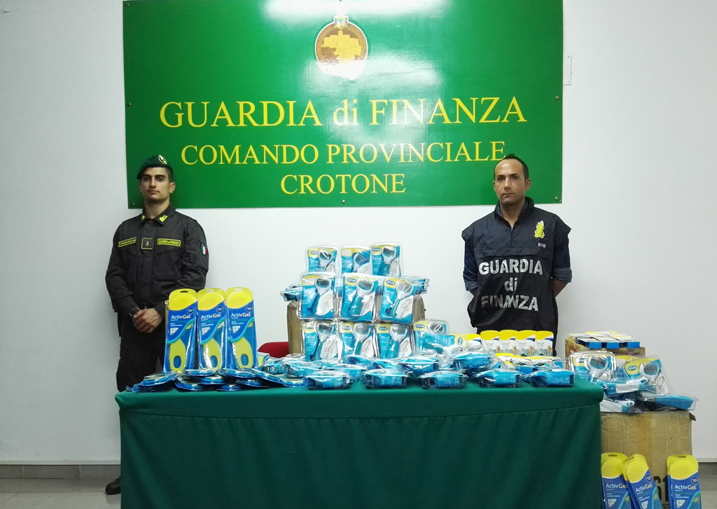 Controlli Gdf in fiera nel crotonese, sequestrati 250 prodotti contraffatti e due denunce
