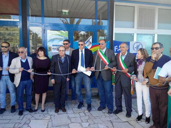 Calabria, sindaci locride s’incatenano: “Basta tagli a ospedale”