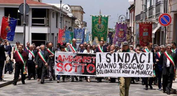 Atti intimidatori contro amministratori: in Calabria il primato dei sindaci minacciati