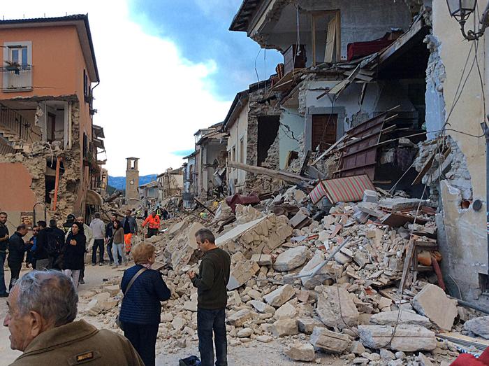 Camion confiscati alla 'ndrangheta consegnati a vigili fuoco impegnati in emergenza sisma