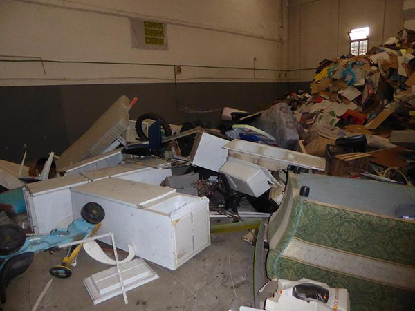 Stoccaggio illegale rifiuti a Rende, sequestrato capannone