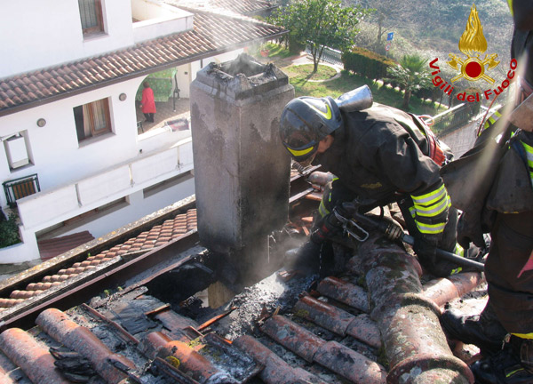 Calabria: Incendio in casa nel vibonese, fiamme distruggono sottotetto