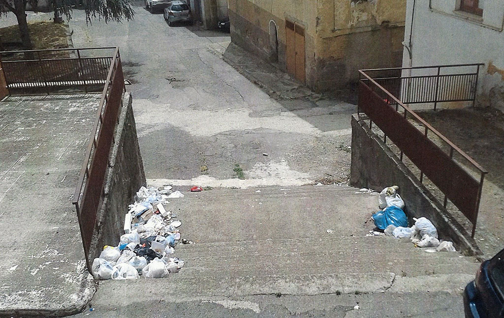 Lamezia: rifiuti nel centro storico di Sambiase, la denuncia di Italia Nostra