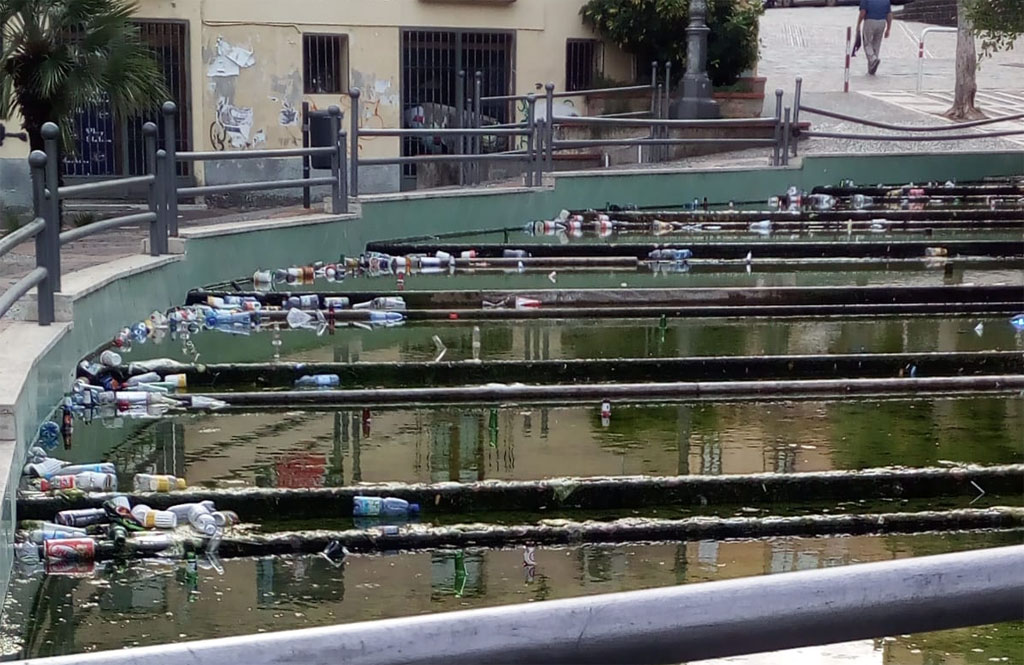 Sporcizia_fontana-piazza-mercato_10-sett-2018_1.jpg